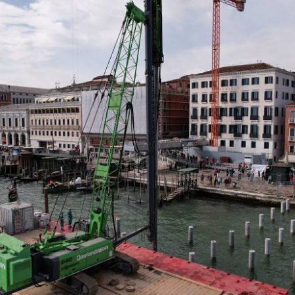Rifacimento del pontile a Venezia